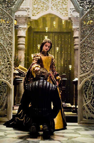 The Fountain, İspanya kraliçesi Isabel Tom'u kutsuyor.