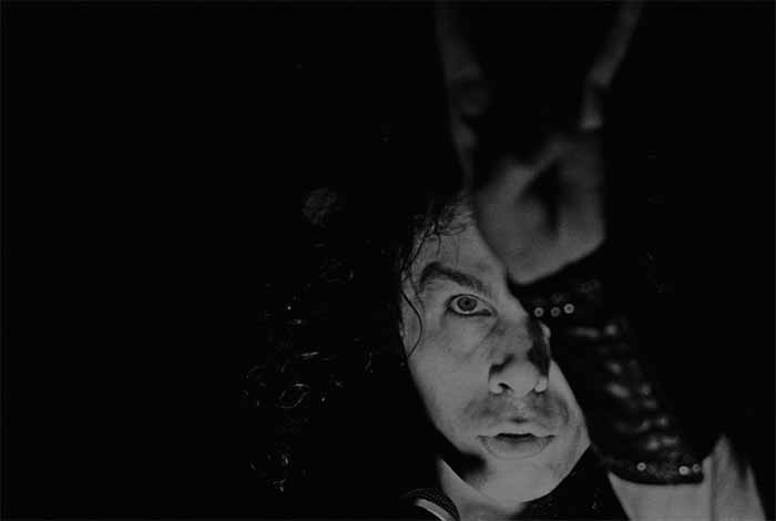 Ronnie James Dio Rock işareti olarak bilinen şeytanın boynuzu işareti