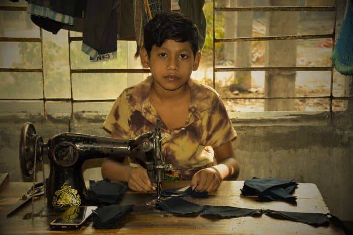 Bangladeş hızlı moda sektöründe çalışan çocuk işçi