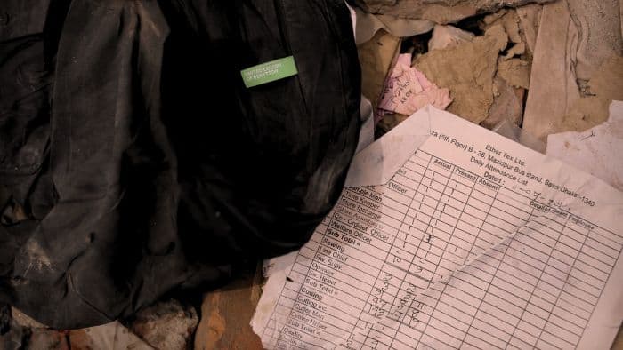 Rana Plaza faciasından sonra bulunan Benetton markası etiketli tişört.